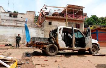 Esta es la camioneta que fue cargada con explosivos y detonada junto a la estación policial de Suárez, Cauca. No hubo muertos, pero causó millonarios daños en las viviendas aledañas. FOTO cortesía vicepresidencia.