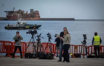 Una patrullera de la Guardia Civil en el Puerto de Granadilla, donde se espera la llegada del MV Hondius con pasajeros que podrían estar infectados con hantavirus, mientras los trabajadores del Puerto de Granadilla continúan realizando operaciones de refuerzo de seguridad y del perímetro antes de la llegada del MV Hondius a la isla de Tenerife. FOTO: AFP