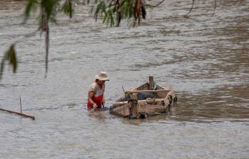 A pesar de que la ciudad le ha dado la espalda, el río Aburrá –el Medellín– es un lugar de vida y de tránsito. FOFO: Esneyder Gutiérrez.