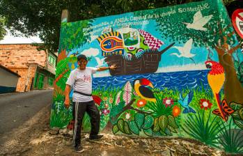 Después de vivir en Cali y en otros lugares, León Octavio regresó a su municipio natal, invitado por el alcalde, a dar talleres de lectura y música a los niños del pueblo. FOTO Carlos velasquez