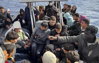 Residentes locales colaboran con la Guardia Costera griega en su operación de rescate, navegan hacia la costa sur de la isla de Creta, el 18 de noviembre de 2025, a bordo de una lancha neumática con migrantes rescatados en alta mar mientras intentaban cruzar el Mediterráneo. FOTO AFP