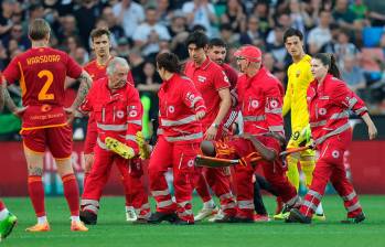 Este fue el momento en el que el jugador Evan Ndicka fue retirado de la cancha. FOTO @OfficialASRoma