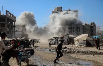 El ataque aéreo israelí, en la Ciudad de Gaza, el pasado 8 de septiembre de 2025. Las fuerzas israelíes intensificaron los ataques aéreos sobre la ciudad de Gaza, incluida la demolición de la torre “Vision”, un edificio de oficinas de 14 plantas situado en la parte occidental de la ciudad. FOTO: Xinhua