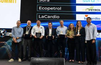 El gerente de Innovación y Emprendimiento de la Asociación, Alejandro Olaya, entregó los reconocimientos en el marco del 12º Innovation Land Summit de la Andi. FOTO: Andi