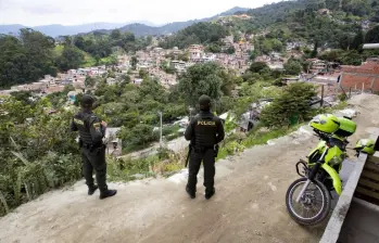 Con patrullas y helicópteros, la Policía Metropolitana busca recuperar el control de la vereda El Ajizal y sus alrededores. Actualmente ya hay órdenes de captura y de allanamiento. Foto: Jaime Pérez Munévar