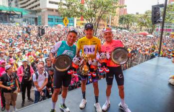 El ciclista Rodrigo Contreras (amarillo), fue el campeón del Tour Colombia 2.1 2024. En la segunda y tercera casilla quedaron los ecuatorianos Richard Carapaz (rosado) y Jonathan Caicedo (verde menta). FOTO: CORTESÍA FEDECICLISMO 