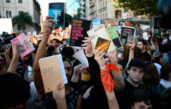 Los libros que el gobierno argentino quiere retirar de las bibliotecas son Cometierra, de Dolores Reyes, Las aventuras de la China Iron, de Gabriela Cabezón Cámara; Las primas, de Aurora Venturini; y Si no fueras tan niña, de Sol Fantin. Foto AFP.