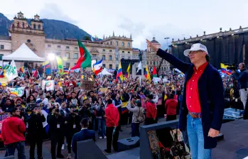 Ante sus seguidores, Petro aseguró: “El día que yo salga quiero tener esta plaza llena. Ahí nos toca hacer un compromiso porque para tener esta plaza llena yo tengo que estar alegre saliendo de allá”. 
