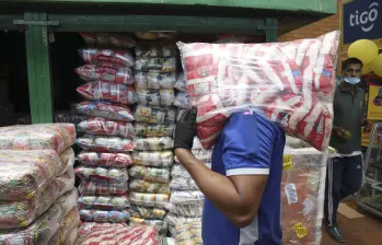 Con el fin de contrarrestar el ingreso ilegal de arroz y papa al país por la frontera con Ecuador, la Dian intensificó las acciones de control aduanero. Foto: EL COLOMBIANO