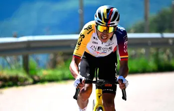 Egan Bernal, de 29 años, volvió a meterse en el podio de una de las grandes vueltas del ciclismo después de 1.805 días. La última vez había sido el 30 de mayo de 2021, cuando ganó el Giro. Foto: Getty