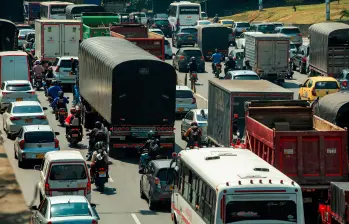 La medida del pico y placa busca acabar, dentro de las posibilidades, con las congestiones en los principales corredores viales del Valle de Aburrá, sacando cerca de 200.000 vehículos cada día de las calles. FOTO: CAMILO SUÁREZ