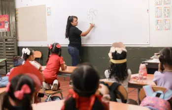 Los docentes de Medellín contará con apoyo distrital para continuar con su formación académica y así mejorar su nivel para la educación de los niños y jóvenes de la ciudad. FOTO: CORTESÍA
