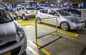En los parqueaderos de los centros comerciales algunos delincuentes aprovechan para hacer algunos daños a los autos con un fin engañoso. Foto: Juan Antonio Sánchez Ocampo