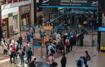 El aumento en la demanda de vuelos domésticos y la recuperación de rutas internacionales impulsaron el tráfico aéreo en Colombia al inicio de 2026. FOTO Manuel Saldarriaga