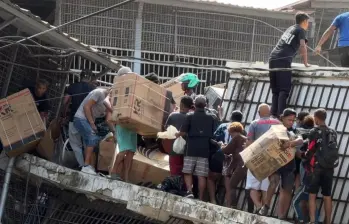 Videos muestran saqueos en La Guaira tras los terremotos en Venezuela, se llevaron alimentos, medicinas y electrodomésticos. FOTO: Tomada de @freddyzur.