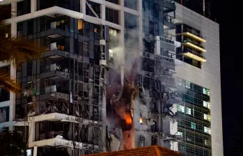 Los sistemas antiaéreos de Israel se activaron para tratar de interceptar los misiles disparados desde Irán, sin embargo algunos golpeados edificios residenciales. FOTO: AFP.