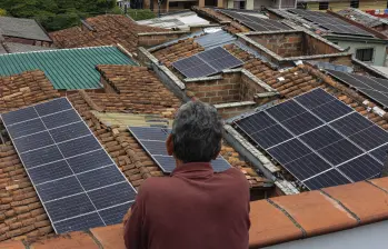 Según las estimaciones oficiales, las familias podrían registrar ahorros entre 20% y 40% en sus facturas de energía, dependiendo de factores como la radiación solar y el tipo de instalación. Foto: Manuel Saldarriaga