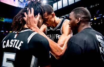 Victor Wembanyama celebrando con Stephon Castle tras ganar el juego 1 de las Finales del Oeste a OKC. FOTO: X SPURS