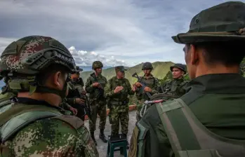 La Corte Constitucional ordenó al Ejército Nacional incorporar el marcador de género “no binario” tras resolver una tutela. Foto: Esneyder Gutiérrez Cardona.