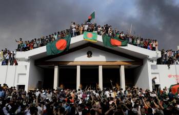 La dimisión de la primera ministra Sheikh Hasina, tras semanas de manifestaciones y enfrentamientos violentos, desencadenó en un nuevo planteamiento para el país. Foto: AFP