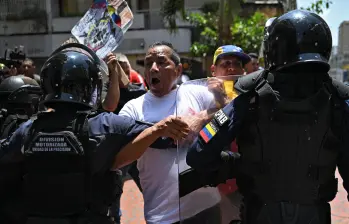 Los ciudadanos intentan llegar a Miraflores. FOTO: AFP