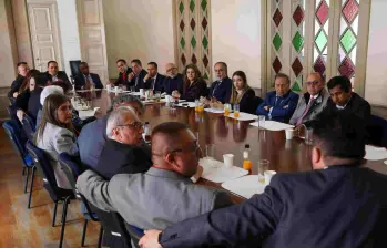 Benedetti se reunió con más de 30 líderes interreligiosos. El ministro sostuvo que la fe no es una concesión estatal, es un derecho fundamental. “Nos corresponde garantizar que toda persona pueda ejercer su fe sin coacción, sin obstáculos, sin miedo”, dijo. FOTO: MININTERIOR