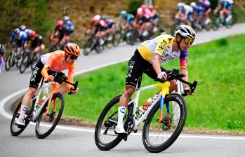 El Ineos cuenta ahora con dos cartas para luchar por el título del Tour de los Alpes con Egan Bernal (adelante en la foto) y Thymen Arensman (naranja), quien es segundo en la general. FOTO: GETTY