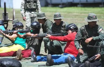 Integrantes de la Milicia Nacional Bolivariana participan en una jornada de adiestramiento en el Fuerte Tiuna, en Caracas, Venezuela. Nicolás Maduro convocó una masiva jornada de adiestramiento en 312 cuarteles y unidades militares en todo el país. FOTO: Xinhua