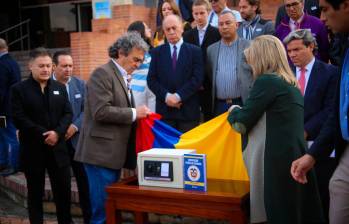 El candidato presidencial radicó el comité “promotor del referendo para cuidar la Constitución del 91” en la Registraduría Nacional. Foto: Colprensa