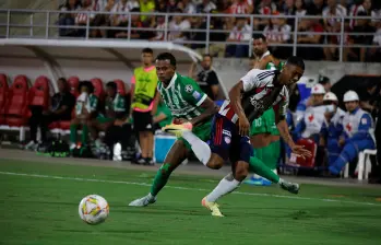 En la imagen aparece el defensor de Nacional, César Haydar en la disputa de una pelota durante la final de ida frente al Junior. FOTO COLPRENSA