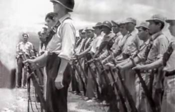 Imágenes de algunos miembros de las guerrillas liberales de los Llanos y soldados de la época, cuando se llevaba a cabo el proceso de desmovilización en Monterrey, Casanare. FOTO Captura de video.