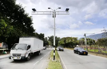 Las cámaras de fotodetección de la autopista Sur en Medellín e Itagüí sancionarán excesos de velocidad solo si se pasa a más de 80 km/h. En Bello sí se deberá pasar a 50 km/h en el tramo llamado avenida Regional Occidental o Variante. FOTO: ESNEYDER GUTIÉRREZ CARDONA