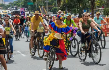 “A Ritmo de Bicicleta” se ha establecido firmemente como uno de los eventos más queridos de la Feria de las Flores. No solo subraya la creciente importancia de la bicicleta como medio de transporte en Medellín, sino que también ofrece una plataforma única para que los ciudadanos expresen su ingenio y su amor por su ciudad y sus costumbres. Foto: Camilo Suárez Echeverry