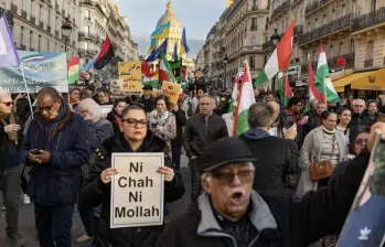 Desde EE. UU., Trump ha mandado su apoyo hacia los manifestantes en Irán. Incluso amenazó al régimen con bombardear si siguen reprimiéndolos. FOTO getty