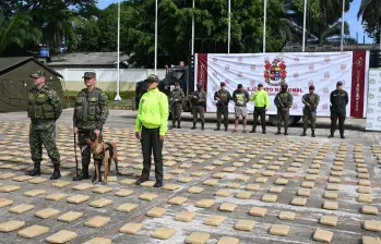El Ejército junto a uno de los capturados. En el piso, los bloques de droga incautada. FOTO: CORTESÍA