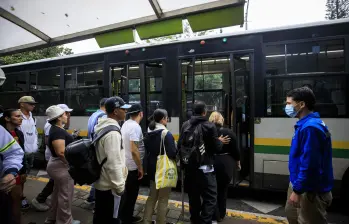 Usuarios hacen filas ordenadas para acceder a los padrones del Metroplús que funcionan durante la contingencia. Foto: Andrés Camilo Suárez Echeverry
