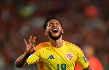 La figura de la noche sería Suárez, quien con frialdad y oportunismo anotó cuatro goles que desataron la euforia de los colombianos dentro y fuera de la cancha. Foto: GETTY