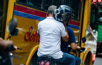 El ‘parrillero’ de una moto hablando por celular. FOTO: CAMILO SUAREZ