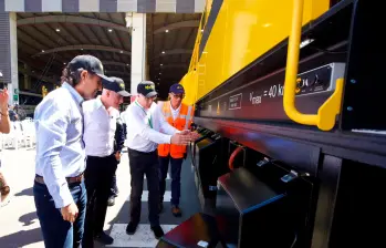 Acá, gerente del Metro, Tomás Elejalde (tercero de izq. a der.) les muestra al alcalde y el gobernador el funcionamiento de la reperfiladora. FOTO: ALCALDIA