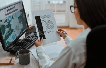 Las empresas colombianas están en búsqueda activa de personal para cubrir más de 107.000 vacantes en distintos sectores. FOTO: GETTY