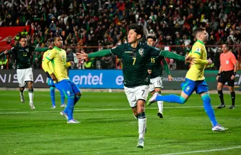 El delantero boliviano Miguel Terceros, quien llegó a siete goles en eliminatorias, marcó de penalti contra Brasil. FOTO: AFP