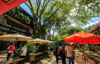 El aumento del turismo en Medellín obliga a aumentar le regularización del uso de espacio público con fines comerciales. FOTO: CAMILO SUÁREZ