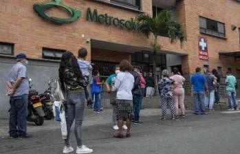 Personas en las afueras de Metrosalud, sede de San Javier. FOTO: ARCHIVO EL COLOMBIANO