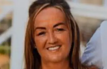 Ann-Marie O’Gorman, de 46 años, falleció en octubre de 2024 tras una descarga eléctrica mientras se bañaba. FOTO: Tomada de Collins Courts