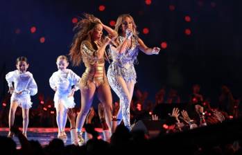 Las cantantes Shakira y Jennifer Lopez se presentaron en el show de medio tiempo del Super Bowl LIV en febrero de 2020 en Miami, Florida. FOTO: Getty /AFP 