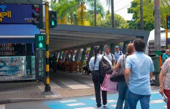Los semáforos les avisan a los usuarios el mejor momento para pasar; también son una alerta para los conductores. FOTO: ALCALDÍA 