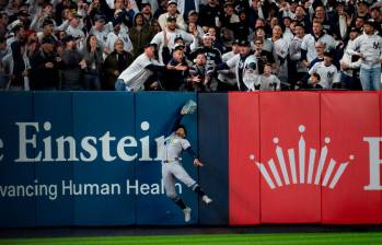 Esta fue la insólita imagen en la que se ve la intervención del aficionado, lo que evitó el jonrón de los Yankees. FOTO getty