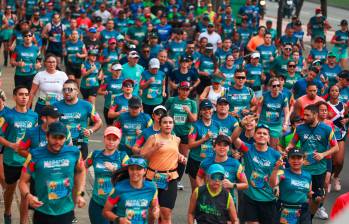 Miles de aficionados al atletismo, a correr, salieron el sábado a correr los 5 kilómetros en la Maratón de Medellín 2024. FOTO Manuel Saldarriaga