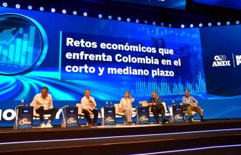 Juan José Echavarría, Mauricio Cárdenas y Juan Camilo Restrepo coincidieron en la urgencia de ajustar las finanzas públicas y recuperar la inversión para impulsar la economía colombiana. FOTO tomada de X