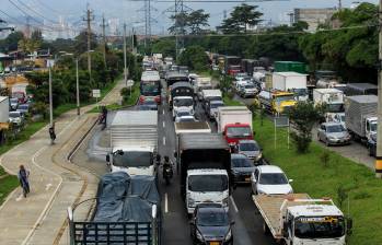 El embotellamiento en las principales entradas y salidas del Valle de Aburrá se constituye en una de las problemáticas que enfrentan a diario autoridades, conductores y viajeros en esta parte del país. FOTO Camilo Suárez